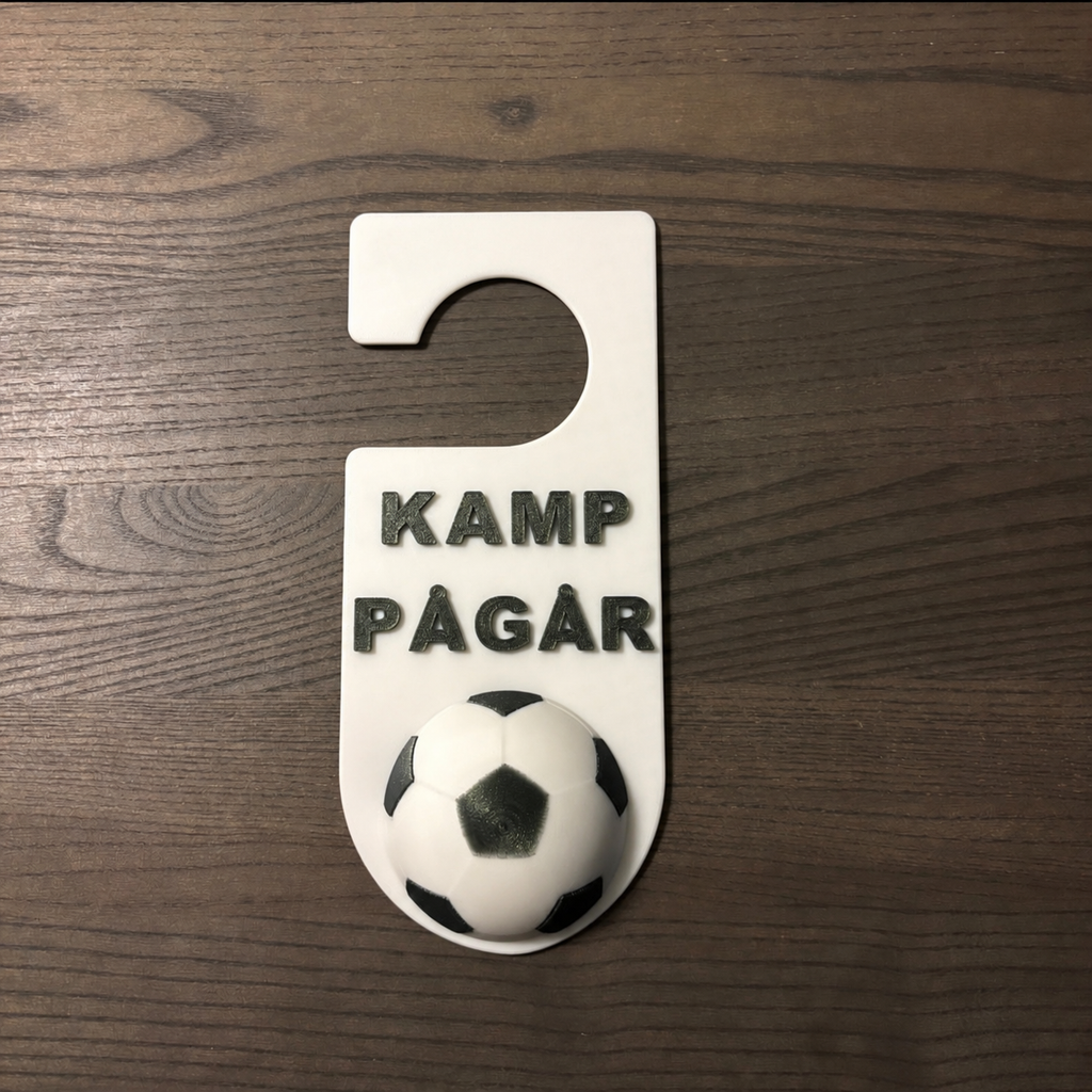Dørskilt – KAMP PÅGÅ