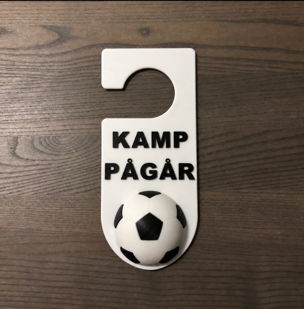 Dørskilt – KAMP PÅGÅ