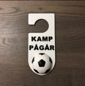 Dørskilt – KAMP PÅGÅ