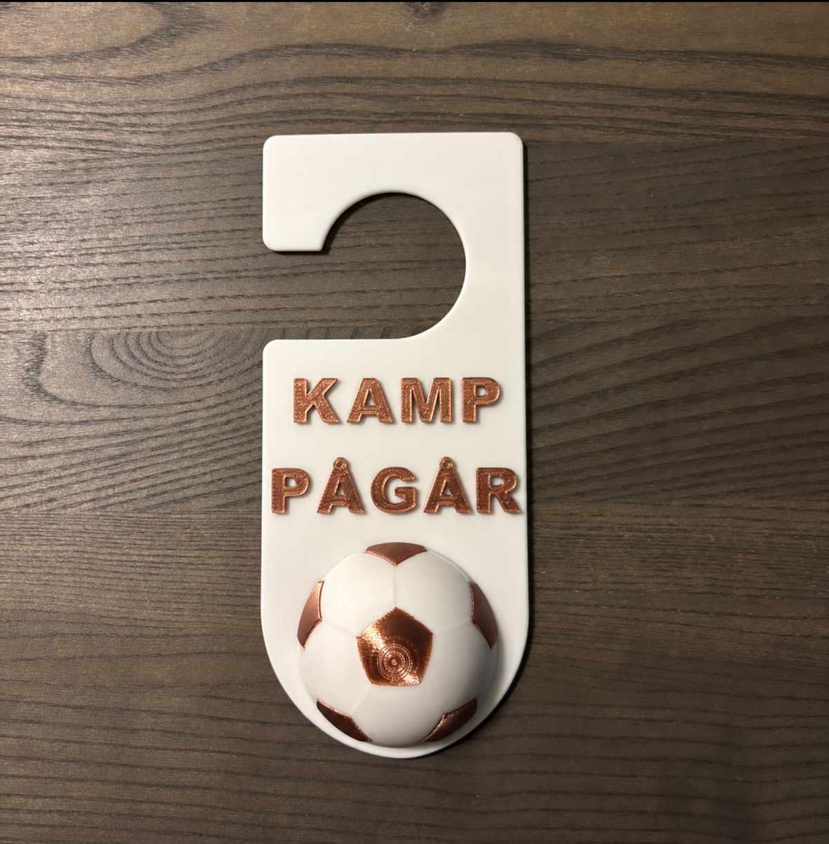 Dørskilt – KAMP PÅGÅ
